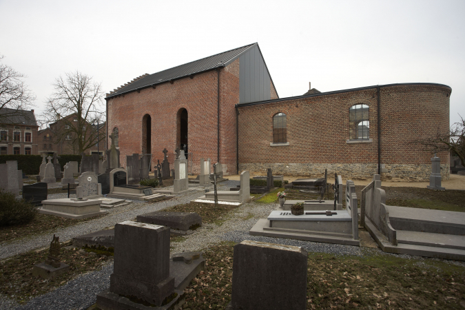 De begraafplaats zocht ruimte voor uitbreiding, en vond die in de kerk. (Foto: Kris Vandevorst, OE)