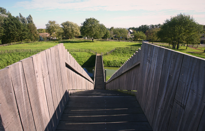 De motte is toegankelijk via een hedendaagse brug en trap. (Foto: Kris Vandevorst, OE)