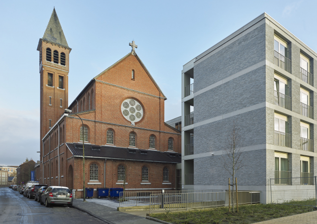 De kerk bleef overeind tussen hedendaagse nieuwbouw. (Foto: Kris Vandevorst, OE)