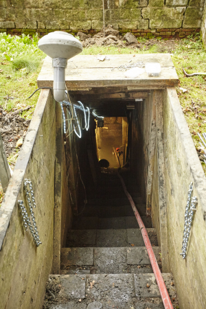 Om de dugout te betreden moet je langs deze trap 4m onder de grond afdalen.  (Foto: OE, Kris Vandevorst)