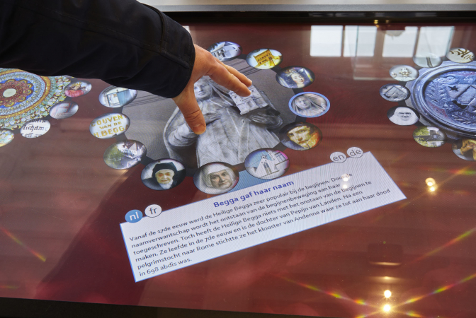 Aan de hand van interactieve aanraakschermen kom je meer te weten over de geschiedenis van het begijnhof. (Foto: OE, Kris Vandevorst)