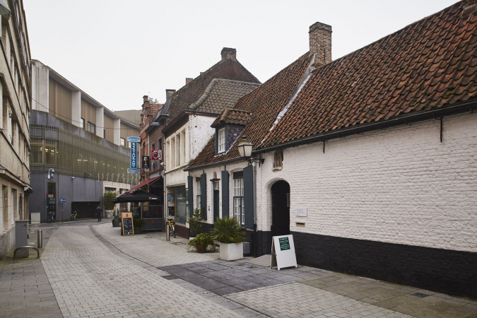 Het Baggaertshof bevindt zich aan de rand van het Kortrijkse winkelcentrum. (Foto: OE, Kris Vandevorst)