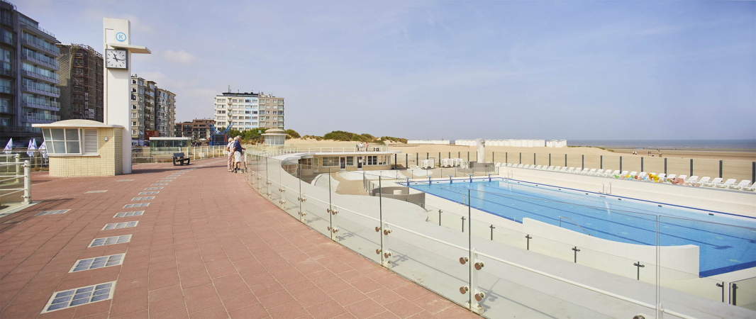 Het zwembad staat bekend om zijn zonneterras, dat boven het strand uittorent. (Foto: OE, Kris Vandevorst)