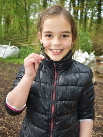 Dit meisje vond een klein, bronzen venusbeeldje. (Foto: CO7)