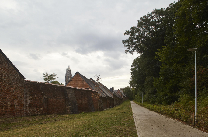 Bezoekers lopen naar Het Moment via een pad langs de eeuwenoude abdijmuren. (Foto: OE, Kris Vandevorst)
