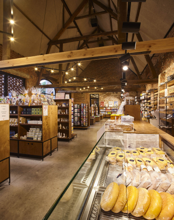 De abdij maakt zelf kaas, brood en bier, die je kan kopen de abdijwinkel. (Foto: OE, Kris Vandevorst)