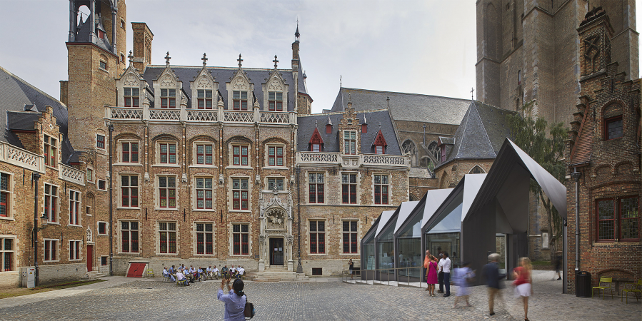 Het Gruuthusemuseum ligt aan een besloten pleintje pal in het toeristische stadscentrum van Brugge (Foto: OE, Kris Vandevorst)