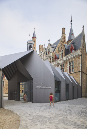 Het nieuwe paviljoen doet dienst als ticketshop voor het museum en de Onze-Lieve-Vrouwekerk (Foto: OE, Kris Vandevorst)