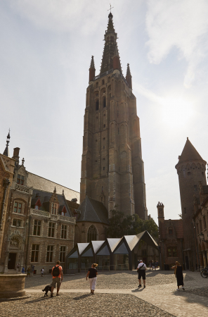 Het museum bevindt zich in de schaduw van de imposante toren van de Onze-Lieve-Vrouwekerk (Foto: OE, Kris Vandevorst)