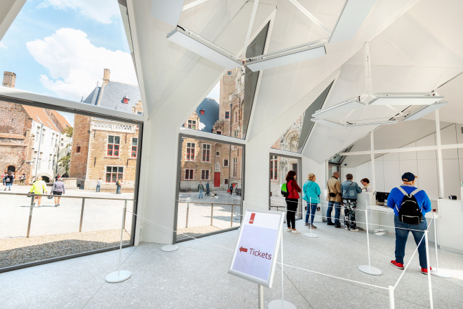 Het nieuwe paviljoen doet dienst als ticketshop voor het museum en de Onze-Lieve-Vrouwekerk (Foto: Musea Brugge, Inge Kinnet)