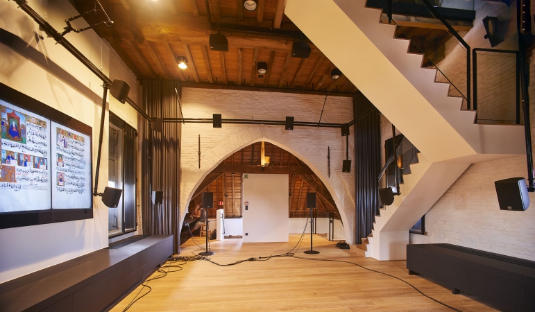 Op de zolderverdiepingen is een ware geluidsstudio en extra werkplekken gebouwd. (Foto: OE, Kris Vandevorst)
