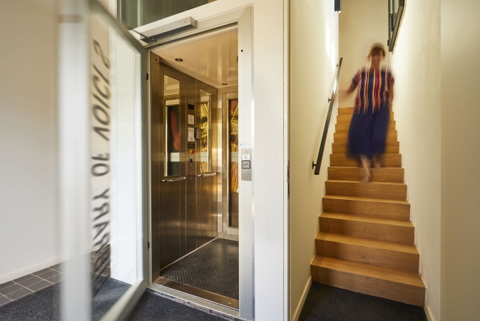 Een splinternieuwe lift geeft toegang tot de Library of Voices. (Foto: OE, Kris Vandevorst)