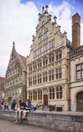 De voorgevel in Brabantse gotiekstijl is volledig opgetrokken uit Balegemse witsteen (Foto: OE, Kris Vandevorst)