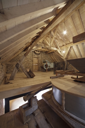 Zoveel mogelijk van de originele molen bleef behouden, maar men kon niet verhinderen dat wat houten onderdelen moesten vervangen worden. (Foto: Jolien Fagard)