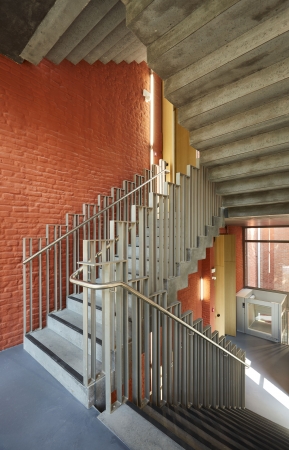 Om het monument minimaal te belasten is er een nieuw trappenhuis gebouwd. (Foto: Kris Vandevorst, OE)