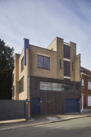 Het huis in modernistische stijl is typerend voor het industriële verleden van de stad Roeselare. (Foto: Kris Vandevorst, OE)