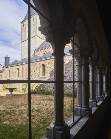 Vanuit de pandgang heb je een mooi zicht op de zuidgevel van de kerk. (Foto: OE, Kris Vandevorst)