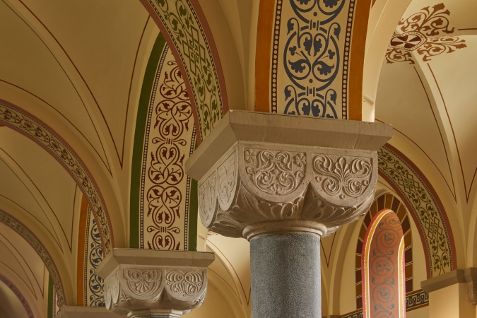 De gerestaureerde decoratie geeft het kerkinterieur een Byzantijnse uitstraling. (Foto: OE, Kris Vandevorst)