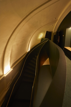 Een nieuwe trap leidt de bezoekers naar de bovenste filmzalen. (Foto: Kris Vandevorst, OE)