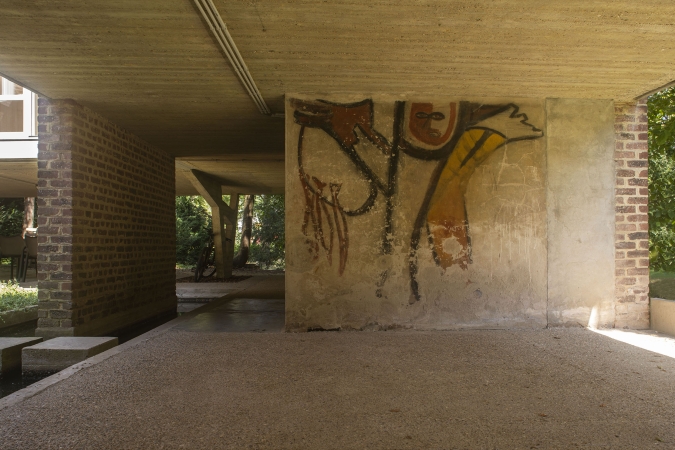 Onder het huis bevindt zich een muurschildering van Anita Van Damme. (Foto: Kris Vandevorst, OE)