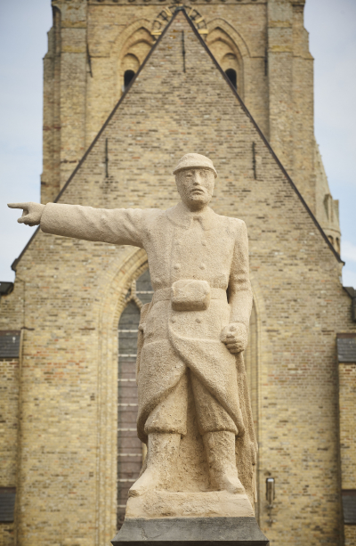 Het monument beeldt een soldaat uit die naar het front trekt. (Foto: Kris Vandevorst, OE)