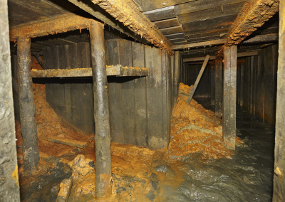 Om de dugout toegankelijk te maken, moest tonnen modder manueel geruimd worden. (Foto: OE, Kris Vandevorst)