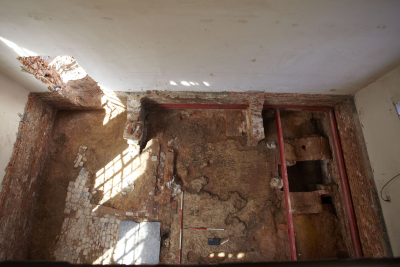 Bij de opgraving werden tientallen sporen van nog veel oudere begijnhuisjes ontdekt. (Foto: OE, Kris Vandevorst)