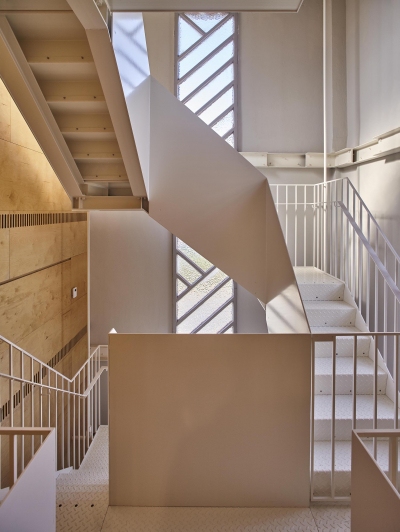 In de toren met betonnen schrijnwerk vond de moderne, stalen trap een onderkomen. (Foto: OE, Kris Vandevorst)
