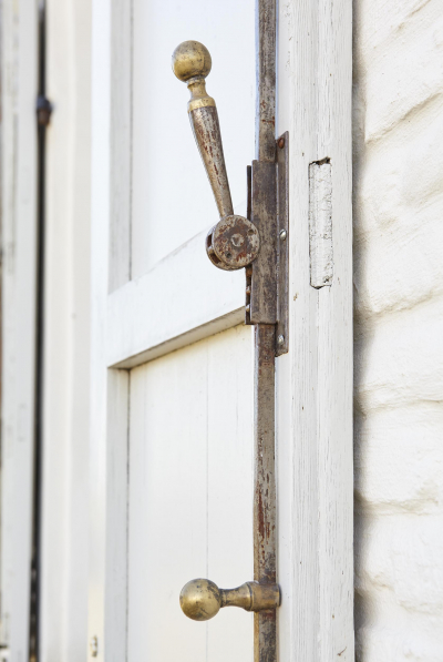 Het authentieke raam- en deurbeslag werd opnieuw geïntegreerd in het gerestaureerde schrijnwerk. (Foto: OE, Kris Vandevorst)
