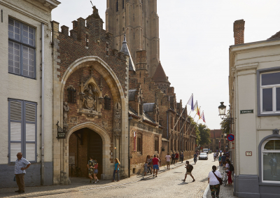 Het Gruuthusemuseum ligt verborgen achter deze poort, aan een besloten pleintje pal in het toeristische stadscentrum van Brugge (Foto: OE, Kris Vandevorst)