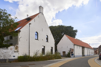 Hof Ter Beemt is een belangrijk element in het straatbeeld van het kleine dorpje Zingem (Foto: OE, Kris Vandevorst)