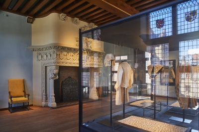 In het museum worden de compacte 15de-eeuwse kamers gebruikt als tentoonstellingsruimte. (Foto: OE, Kris Vandevorst)