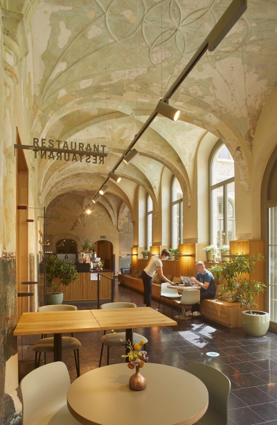 Bezoekers van de bibliotheek kunnen verpozen of lunchen in de bar in de pandgang. (Foto: OE, Kris Vandevorst)