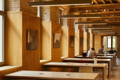 Moderne houten lambrisering en vloerverwarming maken het comfortabel voor de bezoekers. (Foto: OE, Kris Vandevorst)