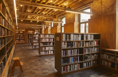 De boekencollectie bevindt zich op de eerste verdieping, in kasten die niet aan de muren bevestigd zijn. (Foto: OE, Kris Vandevorst)