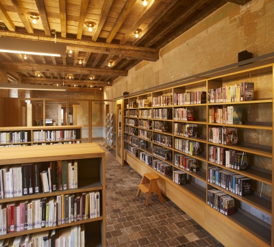 De boekencollectie bevindt zich op de eerste verdieping, in kasten die niet aan de muren bevestigd zijn. (Foto: OE, Kris Vandevorst)
