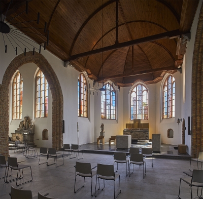 Het oudste dele van de kerk in opnieuw ingericht als sacrale ruimte, met de oude altaren maar met nieuwe glasramen. (Foto: OE, Kris Vandevorst)