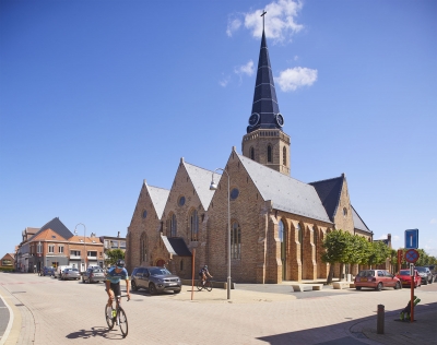 De gerestaureerde kerk heeft haar beeldbepalende rol in het dorp behouden. (Foto: OE, Kris Vandevorst)
