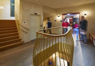 Dankzij een trap en lift in het oude hotel wordt de toegankelijkheid van het woonhuis aanzienlijk vergroot. (Foto: OE, Kris Vandevorst)